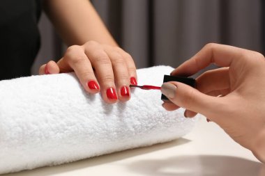 Manikürcü resim müşterinin çivi ile salon, closeup Lehçe