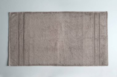 Gri arka plan, üstten görünüm üzerinde taze kabarık havlu. Mockup tasarım için