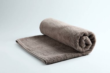 Taze kabarık havlu gri arka plan üzerinde yuvarlandı.