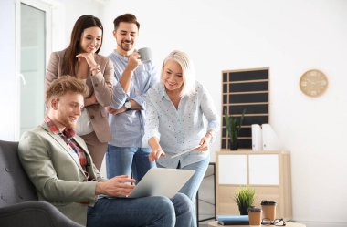 İş adamları iş tartışıyor önemli ofis, metin için yer. Profesyonel iletişim