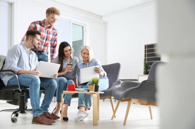 İş adamları iş tartışıyor önemli ofis, metin için yer. Profesyonel iletişim