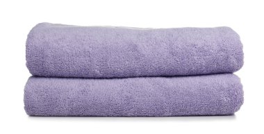 Beyaz arka plan üzerinde yumuşak terry havlu katlanmış