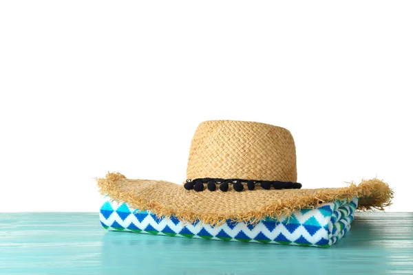 Toalla y sombrero sobre mesa sobre fondo blanco, espacio para texto. Accesorios de playa —  Fotos de Stock