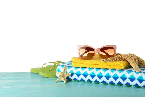 Set strand accessoires op tafel tegen witte achtergrond. Ruimte voor tekst — Stockfoto