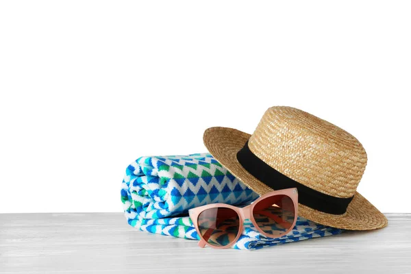 Conjunto de accesorios de playa sobre mesa sobre fondo blanco. Espacio para texto —  Fotos de Stock