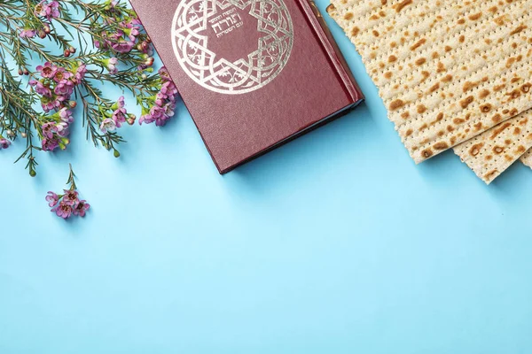 Plat lag compositie bij Matse en Torah op kleur achtergrond, ruimte voor tekst. Pesach (Pesach) Seder — Stockfoto