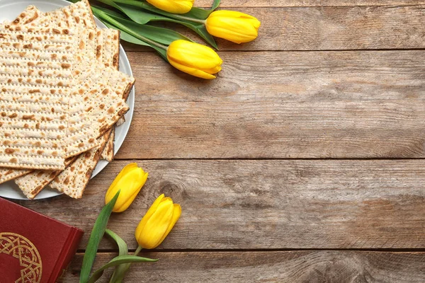 Flat lay composition of matzo, Torah and flowers on wooden background, space for text. Passover (Pesach) Seder — Stock Photo, Image