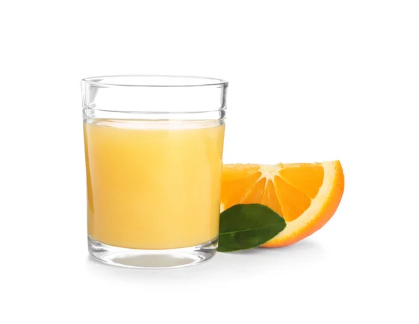 Copo de suco de laranja e frutas frescas no fundo branco — Fotografia de Stock