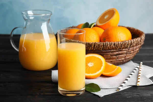 Composición con zumo de naranja y fruta fresca en la mesa — Foto de Stock