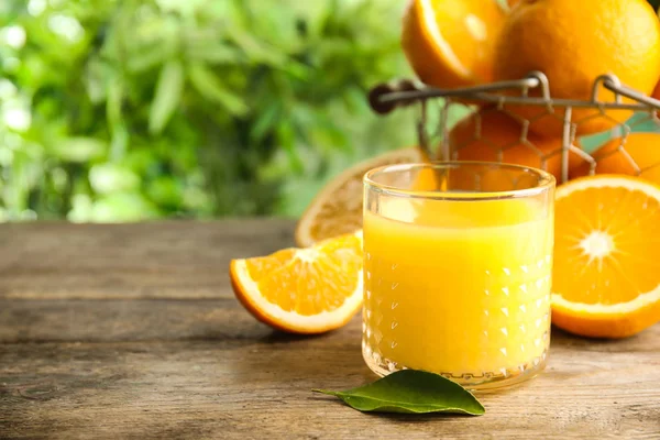 Композиція з апельсиновим соком і свіжими фруктами на столі, простір для тексту — стокове фото