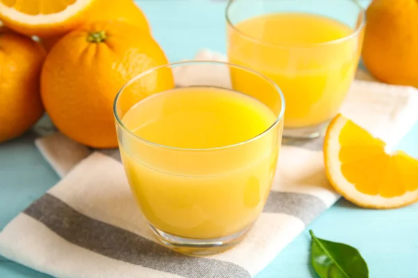 Komposition mit Orangensaft und frischem Obst auf dem Tisch — Stockfoto