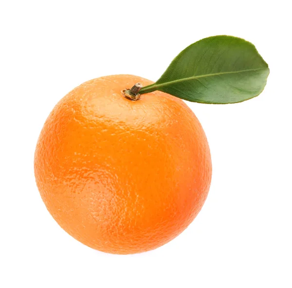 Naranja fresco con hoja verde sobre fondo blanco. Fruta sana —  Fotos de Stock