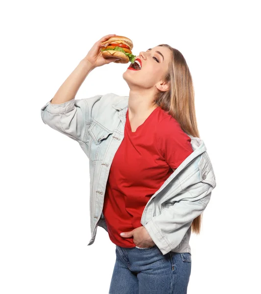 Mulher bonita comer hambúrguer saboroso isolado em branco — Fotografia de Stock