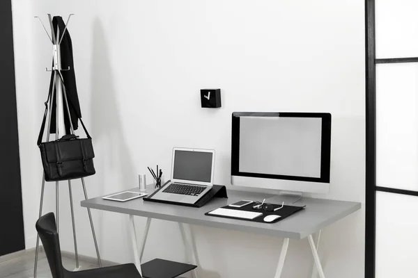 테이블에 있는 컴퓨터와 현대 직장 인테리어입니다. 텍스트를 위한 공간 — 스톡 사진