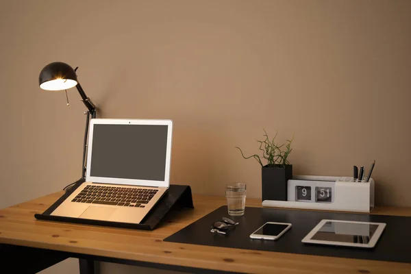 ノート パソコンとテーブル上のデバイスと現代の職場のインテリア。テキストのためのスペース — ストック写真