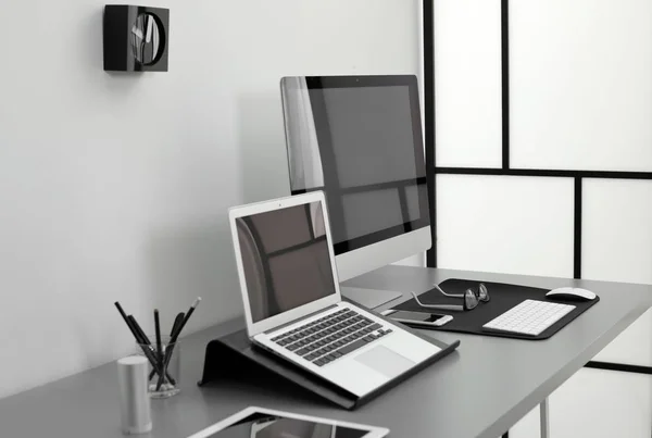 Intérieur de travail moderne avec des ordinateurs sur la table. Espace pour le texte — Photo