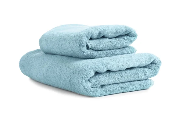 Διπλωμένη καθαρό μαλακό πετσέτες σε λευκό φόντο — Φωτογραφία Αρχείου