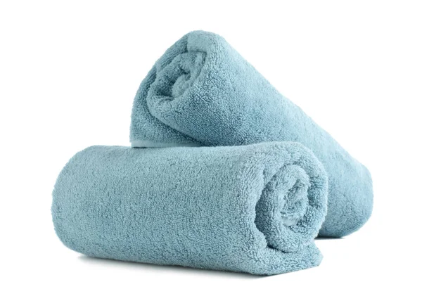 Walcowane ręczniki frotte miękki na białym tle — Zdjęcie stockowe