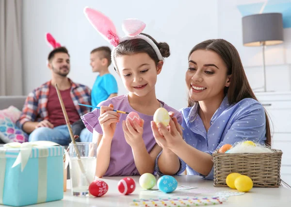 Glückliche Familie bereitet sich zu Hause auf Osterferien vor — Stockfoto