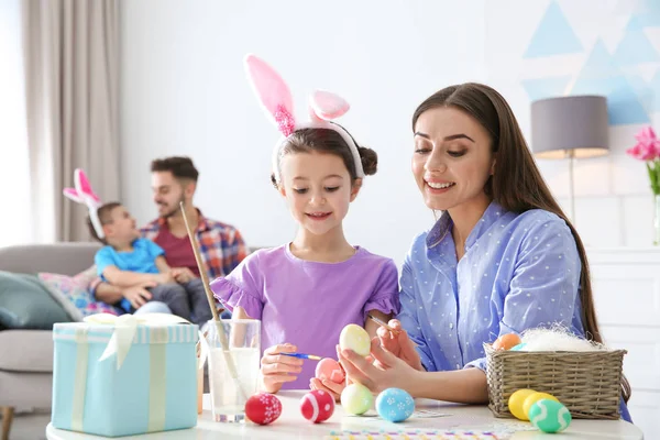 Glückliche Familie bereitet sich zu Hause auf Osterferien vor — Stockfoto