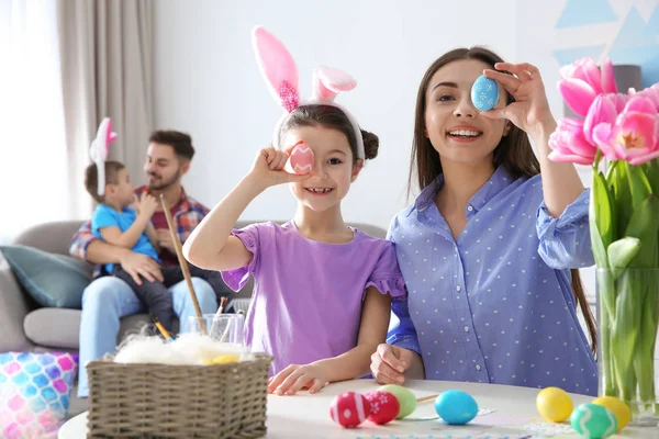 Glückliche Familie bereitet sich zu Hause auf Osterferien vor — Stockfoto