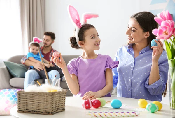Glückliche Familie bereitet sich zu Hause auf Osterferien vor — Stockfoto