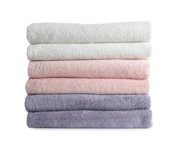 Stapel van schone handdoeken geïsoleerd op wit — Stockfoto