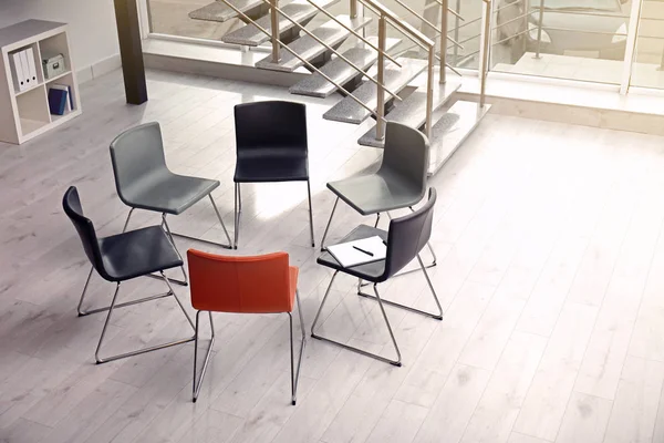 Csoport terápiás ülés készített Office székek. Ülése Szobaberendezés — Stock Fotó