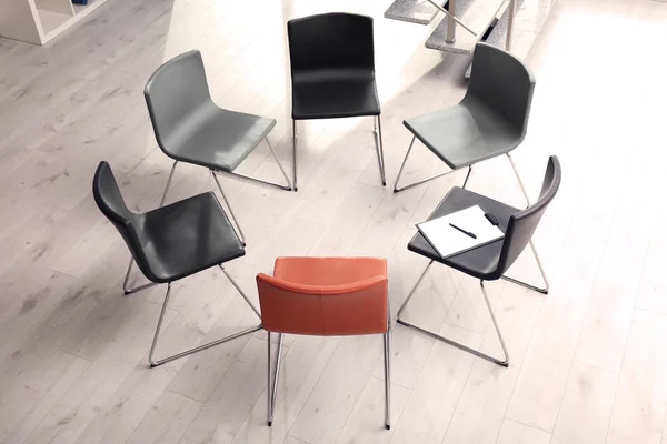 Cadeiras preparadas para sessão de terapia de grupo no escritório. Sala de reuniões interior — Fotografia de Stock