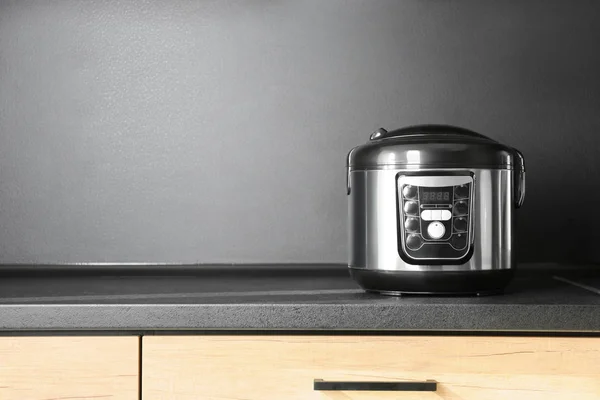 近代的なマルチ テキストのためのスペースのキッチンで調理器具です。屋内電気器具 — ストック写真
