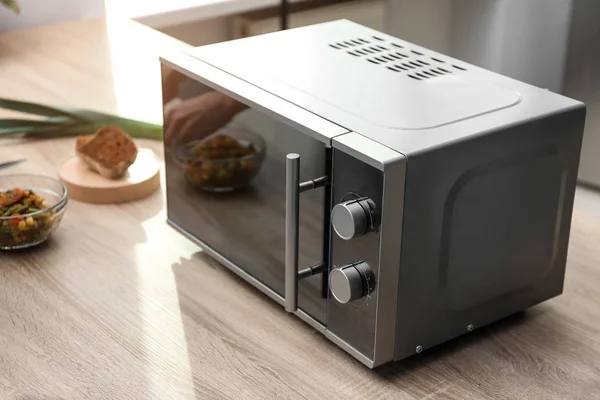 Oven microwave modern di atas meja di dapur — Stok Foto