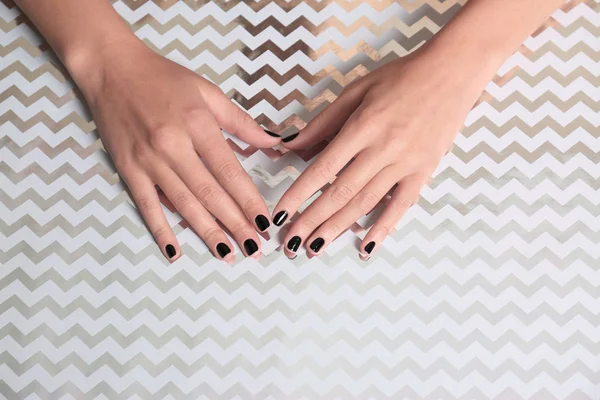 Mulher com manicure preto sobre fundo brilhante, vista superior. Tendências do esmalte — Fotografia de Stock