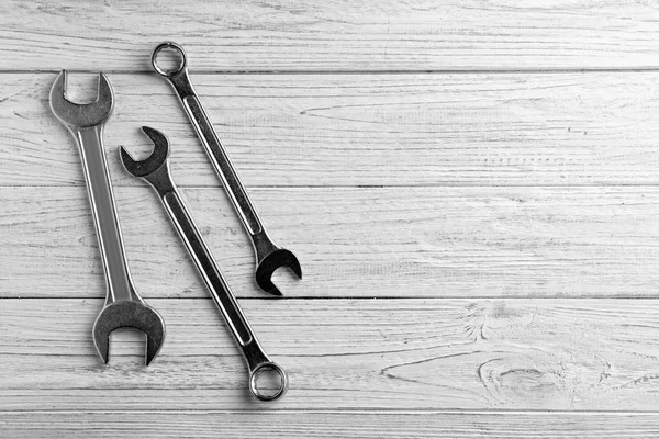 Νέα κλειδιά σε ξύλινα φόντο, το top view με χώρο για κείμενο. Εργαλεία για υδραυλικούς — Φωτογραφία Αρχείου