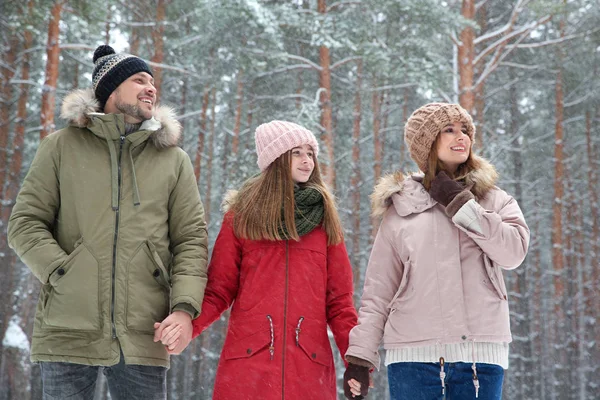 Mutlu aile içinde orman kar günü — Stok fotoğraf