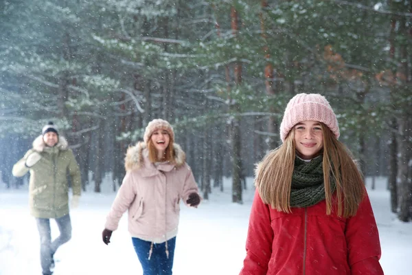 Девочка-подросток с семьей в снежном зимнем лесу — стоковое фото