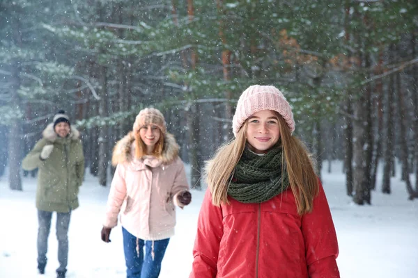 Tonårsflicka med familj i snörik vinter skog — Stockfoto