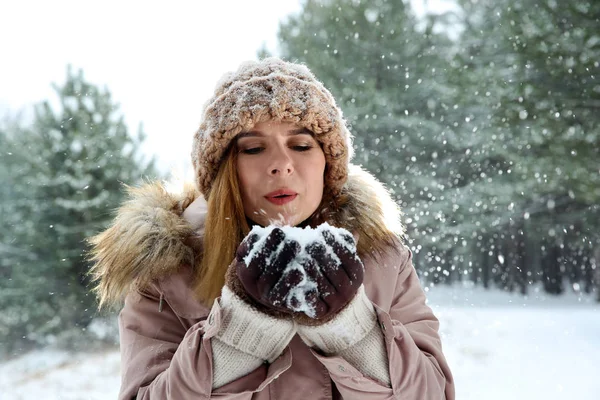 在冬天森林吹雪的美丽的妇女 — 图库照片