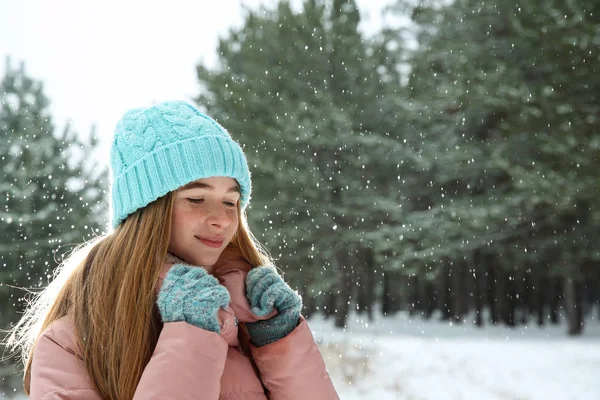 Porträtt av tonårsflicka i vinter snöig skog — Stockfoto