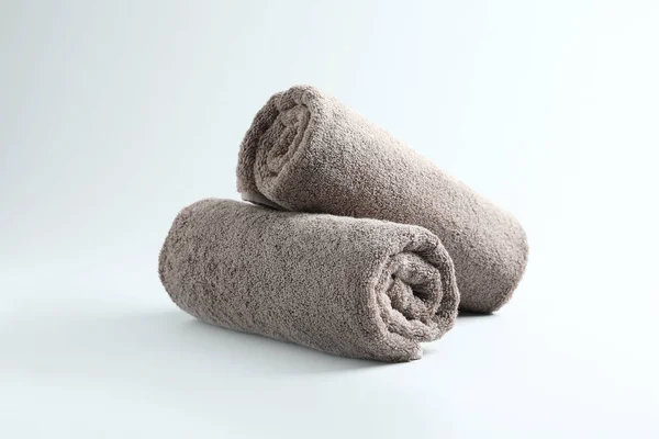 Färsk fluffig rullade handdukar på grå bakgrund — Stockfoto