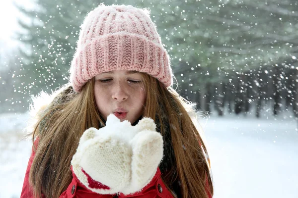 Εφηβικό κορίτσι φυσάει χιόνι στο δάσος του χειμώνα. Χώρο για το κείμενο — Φωτογραφία Αρχείου