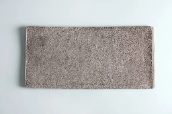 Frisches flauschiges Handtuch auf grauem Hintergrund, Draufsicht. Design-Attrappe — Stockfoto