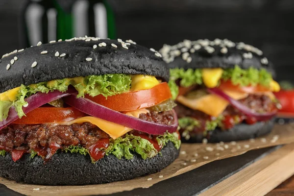 Chutné hamburgery neobvyklé černé sololit, closeup. Prostor pro text — Stock fotografie