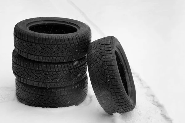 Новые зимние шины на свежем снегу на открытом воздухе — стоковое фото
