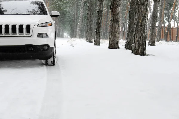 Carro moderno no parque nevado no dia de inverno — Fotografia de Stock