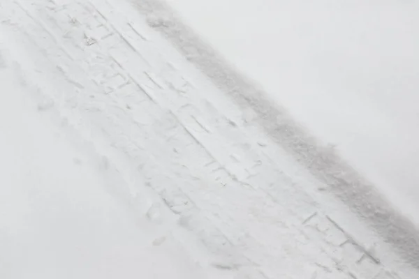 След от шин на свежем снегу, на открытом воздухе — стоковое фото