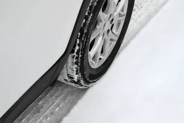 Carro moderno na estrada nevada, vista close-up. Temporada de Inverno — Fotografia de Stock