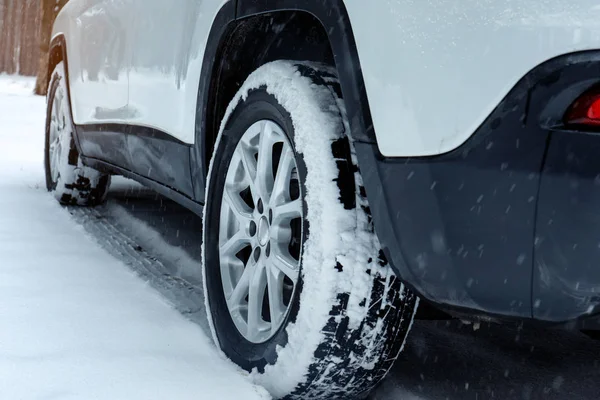 Karlı yolda, closeup görünümü modern araba. Kış sezonu — Stok fotoğraf