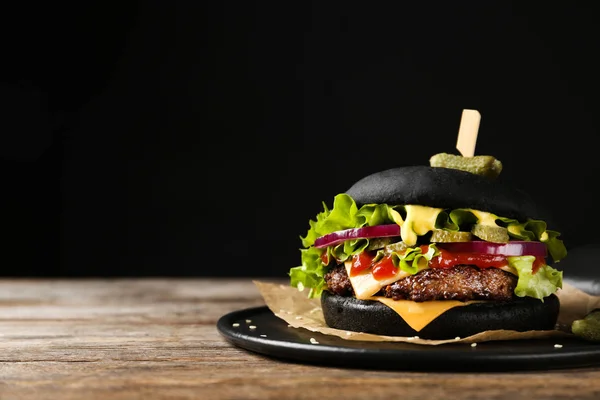 Leisteen plaat met zwarte Hamburger op tafel. Ruimte voor tekst — Stockfoto