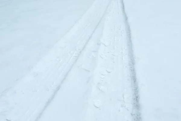 Stopy pneumatik auto na čerstvý sníh, venku — Stock fotografie