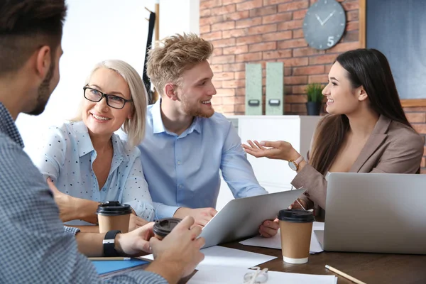 Gente de negocios discutiendo asuntos de trabajo en la mesa en la oficina. Comunicación profesional — Foto de Stock